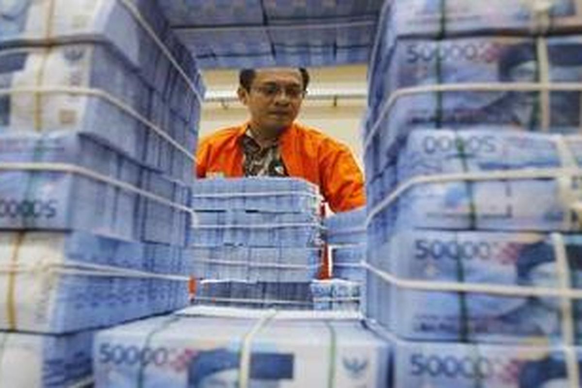 A worker arranges bundles of rupiah banknotes in the Bank Negara Indonesia (BNI) in Jakarta  August 6, 2010. Indonesias central bank said on Thursday it does not want the rupiah currency to be too strong because this could hurt economic competitiveness.