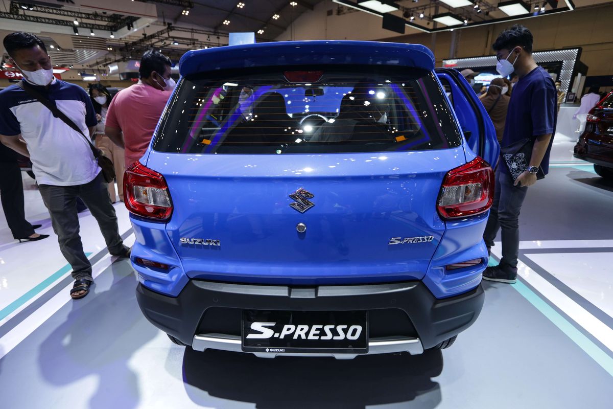Suzuki S-Presso dipamerkan di ajang Gaikindo Indonesia International Auto Show (GIIAS) 2022 di ICE BSD, Tangerang, Jumat (12/8/2022). S-Presso dibanderol Rp 155 juta untuk transmisi manual dan Rp 164 juta untuk AGS.