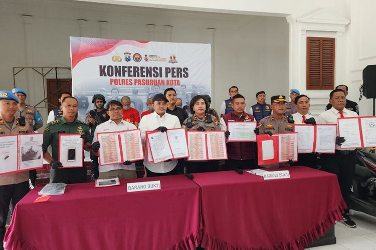 Polres Pasuruan Kota menetapkan tiga tersangka pelaku premanisme di kawasan industri PIER Pasuruan, Jawa Timur yang sebelumnya meminta uang Rp. 60 juta, Senin (14/04/2025) 