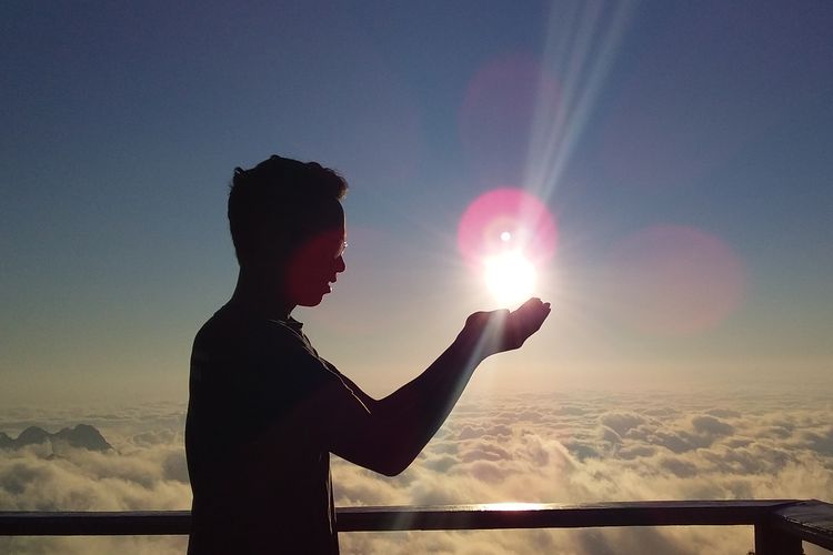  Foto : Para pengunjung sedang asik menikmati sore di puncak bukit Wolobo, Desa Turekisa, Kecamatan Golewa Barat, Kabupaten Ngada, Flores, NTT, Sabtu (7/9/2019).