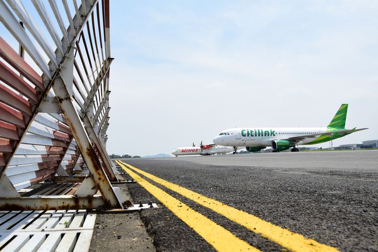 sejumlah pesawat terlihat terparkir di landasan terbang Bandara Husein Sastranegara Bandung, Selasa (24/8/2021). Penurunan harga tes polymerase chain reaction(PCR) oleh pemerintah ternyata berdampak positif terhadap geliat penerbangan di Bandara Husein Sastranegara Bandung.