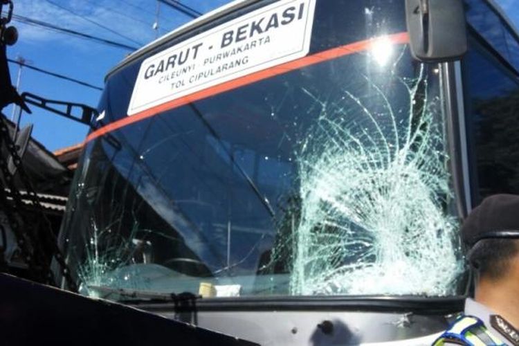 Diduga rem blong, Bus Prima Jasa jurusan Garut-Bekasi menyeruduk satu angkot dan empat motor, Senin (13/3/2017). Akibat kejadian tersebut, tiga orang tewas. 