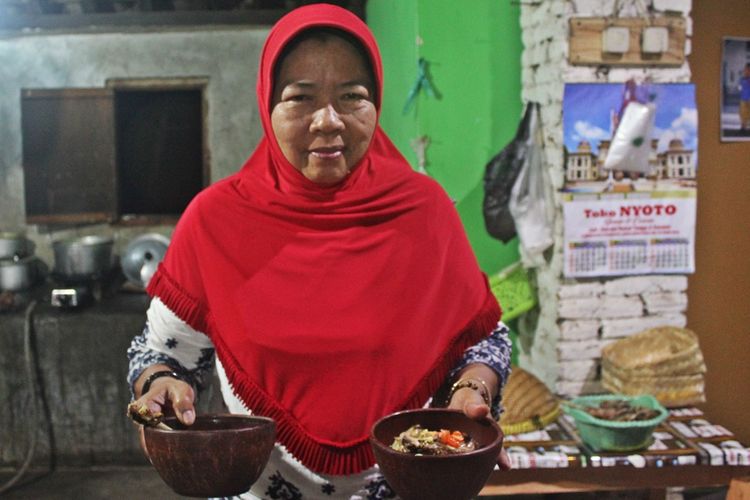 Mbak Mamik pemilik Rumah Makan Ayam Lodho di Desa Gulun Kabupaten Magetan, Jawa Timur. Ayam lodho menjanjikan sensasi rasa ayam kampung yang lembut dan daging ayam yang bisa lepas dari tulang. 