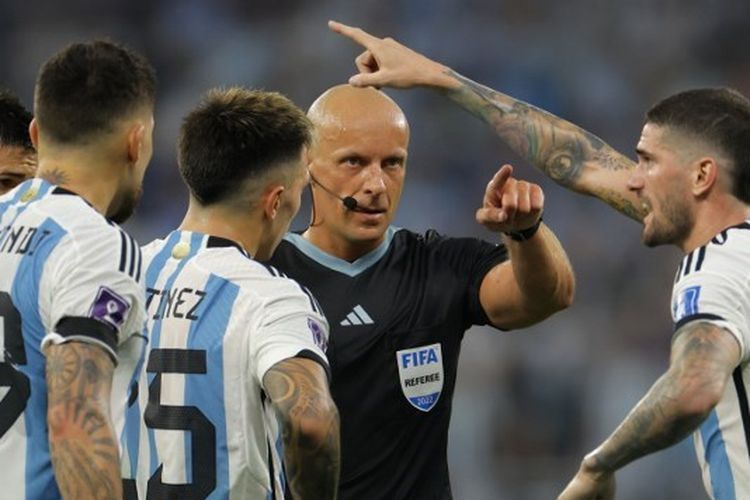 Wasit Szymon Marciniak ketika memimpin laga 16 besar Piala Dunia 2022 antara Argentina da Australia di Stadion Ahmad Bin Ali, Al-Rayyan, Qatar, pada 3 Desember 2022. Terkini, Szymon Marciniak dipercaya menjadi wasit utama pada final Piala Dunia 2022 antara Argentina dan Perancis.