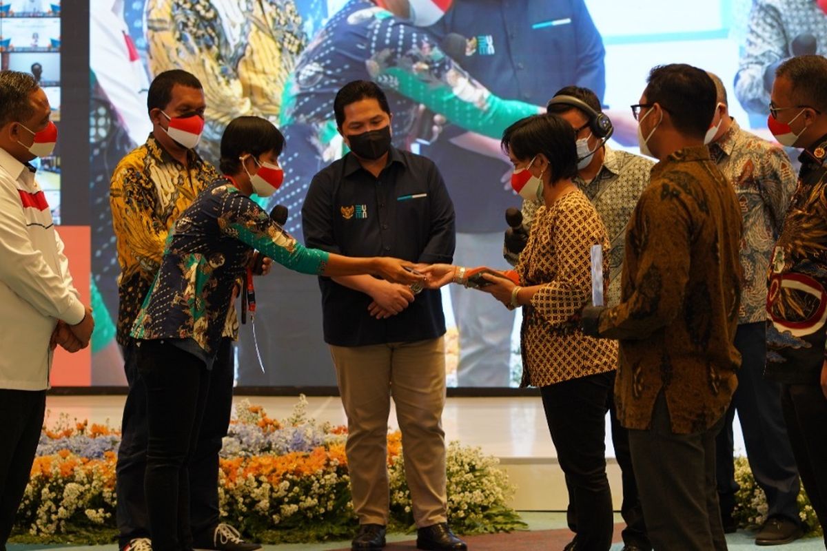 Kepala Badan Pelindungan Pekerja Migran Indonesia (BP2MI) Benny Rhamdani bersama Menteri BUMN Erick Thohir menyaksikan kesepakatan antara Jasindo dan BNI dalam launching pembebasan biaya bagi pekerja migran melalui KUR dan KTA, Kamis (12/8/2021).