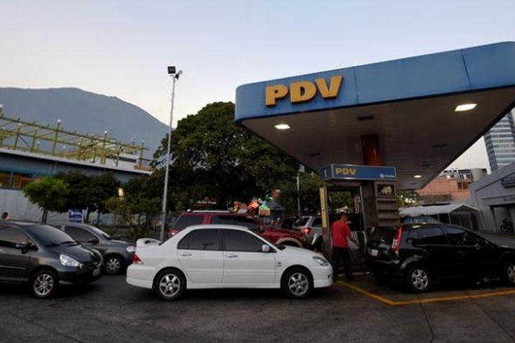 Sejumlah mobil terlihat antre mengisi bahan bakar di sebuah SPBU di kota Caracas, Venezuela. Mulai Jumat (18/2/2016) harga BBM di negeri itu naik rata-rata 6.000 persen.