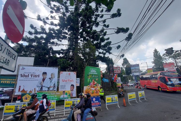 Polisi larang bus pariwisata melintas di jalan alternatif Kolonel Masturi, Lembang, Kabupaten Bandung Barat, Kamis (5/5/2022).