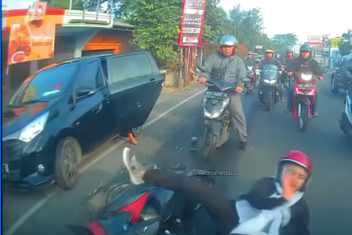 pengendara sepeda motor jatuh akibat penumpang mobil buka pintu sembarangan