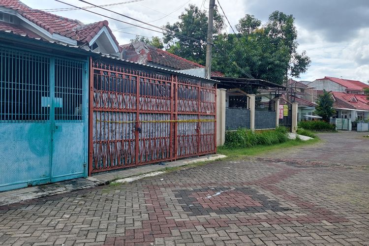 Suasana kediaman satu keluarga yang meninggal dunia hingga berbau busuk di Perumahan Citra Garden 1 Extension, Kalideres, Jakarta Barat, pada Sabtu (10/12/2022). 