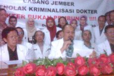 Bagikan Bunga, IDI Jember Tolak Kriminalisasi Dokter