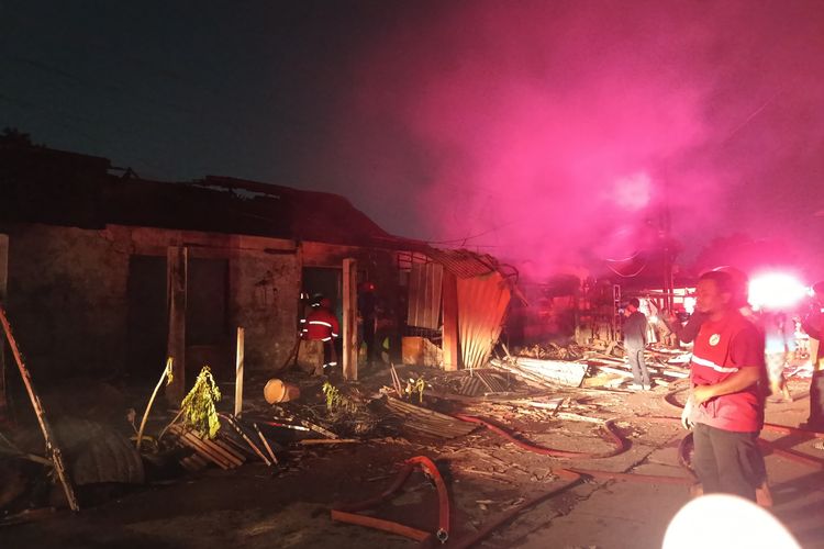 Kebakaran SPBE Cimuning Bekasi Meluas, Puluhan Rumah Hangus, Bau Gas Menyengat