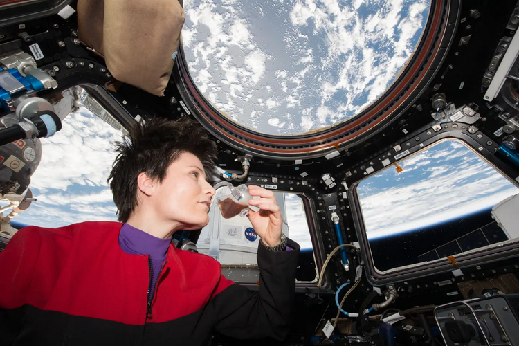 Astronot menikmati kopi di Stasiun Luar Angkasa Internasional