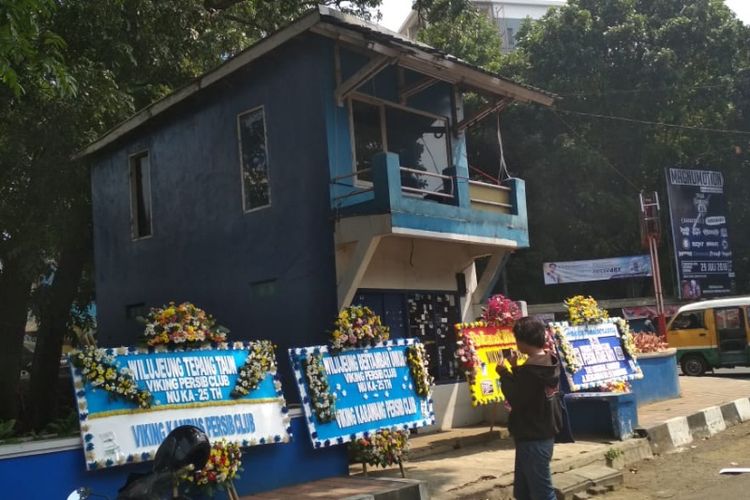 Sejumlah karangan bunga terpajang di depan eks sekretariat Viking Persib Club di Jalan Gurame, Selasa (17/7/2018).