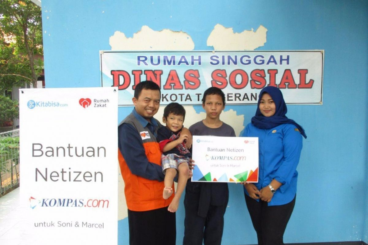 Kegiatan penyaluran dana dari donasi netizen kepada Soni (membawa papan) dan Marcel (digendong) oleh relawan Rumah Zakat dan petugas dari Dinan Sosial Kota Tangerang, Selasa (23/5/2017).