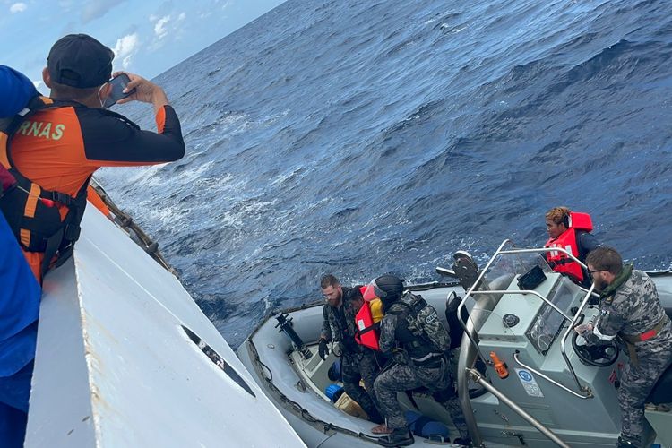 Badan Keamanan Laut (Bakamla) dan TNI Angkatan Laut (AL) mengevakuasi 12 nelayan yang merupakan anak buah kapal (ABK) dari KM Tanjung Jaya 03 dan KM Marisa Indah di Laut Timor, perairan perbatasan Indonesia-Australia, pada Rabu (24/5/2023).  Siaran pers Dinas Penerangan TNI AL (Dispenal) menyebutkan, dua kapal tersebut terkena cuaca buruk pada Jumat (19/5/2023).