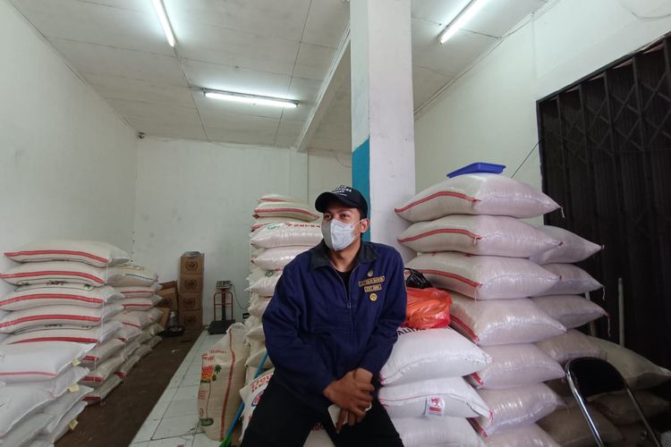 Seorang agen beras di Toko Family bernama Ramadhan yang menceritakan soal harga beras yang naik ketika ditemui di Pasar Perumnas Klender, Jakarta Timur, Selasa (17/1/2023).