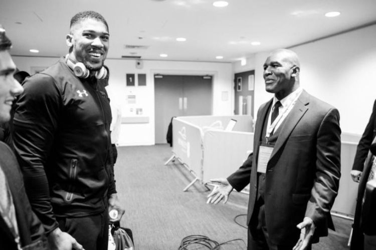 Anthony Joshua (kiri) dan Evander Holyfield (kanan)