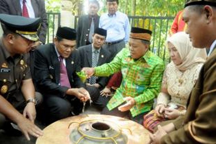 Bupati Kolaka, Ahmad Safei saat mendapatkan air suci dari guci dimakam Raja Sangia Nibandera.