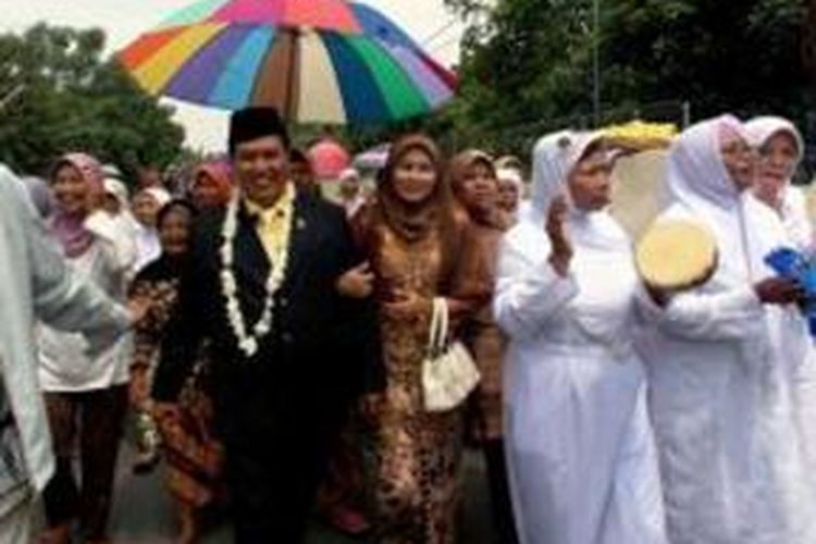Politisi Partai Golkar Andik Basuki Rahmat diarak dengan alunan salawat oleh konstituennya di Desa Godong, Gudo, Jombang.