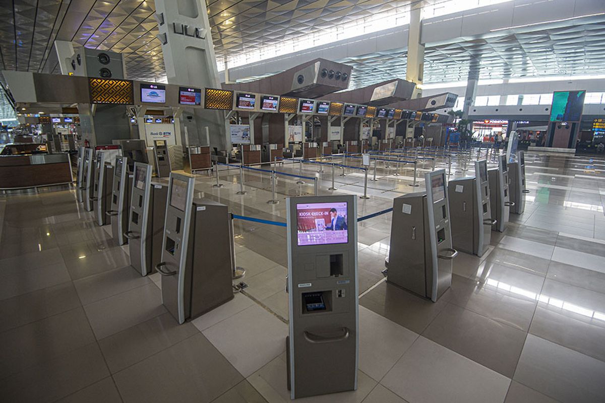 Suasana Terminal 3 Bandara Internasional Soekarno-Hatta terpantau sepi penumpang di Tangerang, Banten, Kamis (9/7/2020). Meski penerbangan telah kembali dibuka dengan persyaratan  seperti penumpang harus dengan memiliki hasil rapid atau PCR test negatif COVID-19, suasana di Bandara Soekarno Hatta masih terpantau sepi.