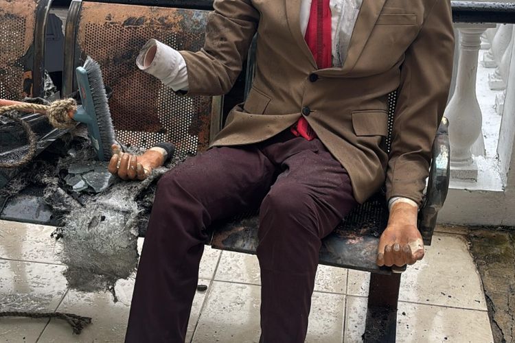 Patung Mr Bean di Museum Angkut, Kota Batu, Jawa Timur dapat terselamatkan dari peristiwa kebakaran yang melanda zona Eropa, London. 