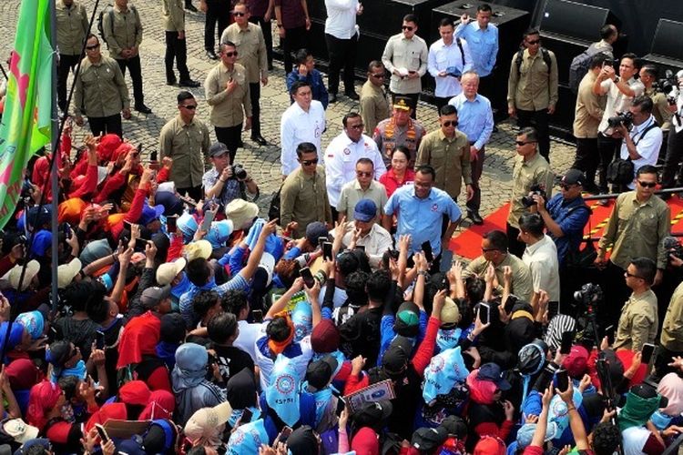 Presiden Prabowo Subianto saat menyampaikan orasi dalam peringatan Hari Buruh Internasional di Lapangan Silang Monas, Jakarta, Kamis (1/5/2025). Prabowo menyampaikan sejumlah janji kepada buruh dalam orasinya tersebut.