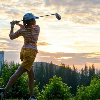 Ilustrasi golf - Seorang pemain golf sedang bermain di padang golf.