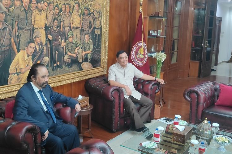 Menteri Pertahanan (Menhan) Sjafrie Sjamsoeddin (kanan) dan Ketua Umum Partai Nasdem Surya Paloh (kiri) di Kantor Kementerian Pertahanan (Kemenhan), Jakarta, Rabu (15/10/2025).