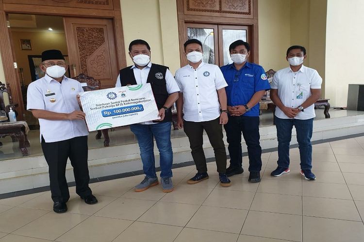 Ketua Umum SP BPJAMSOSTEK Tri Candra Kartika menyerahkan bantuan kepada Gubernur Sulawesi Barat Ali Baal Masdar, didampingi Dewan Pimpinan Wilayah Sulama SP BPJS Ketenagakerjaan Arfandi Nur, Kepala Kantor Cabang Sulawesi Barat Iman M Amin, dan Asisten Deputi Bidang Kepesertaan mewakili Deputi Direktur Wilayah Sulama Alias Muin. 