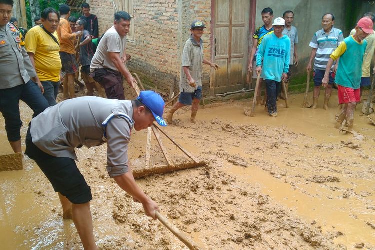 BERSIHKAN—Aparat Polres Ngawi membantu warga membersihkan tanah longsor yang menimpa empat rumah warga yang tinggal dilereng Gunung Lawu di Kecamatan Sine, Kabupaten Ngawi, Jawa Timur, Senin (16/12/2024).