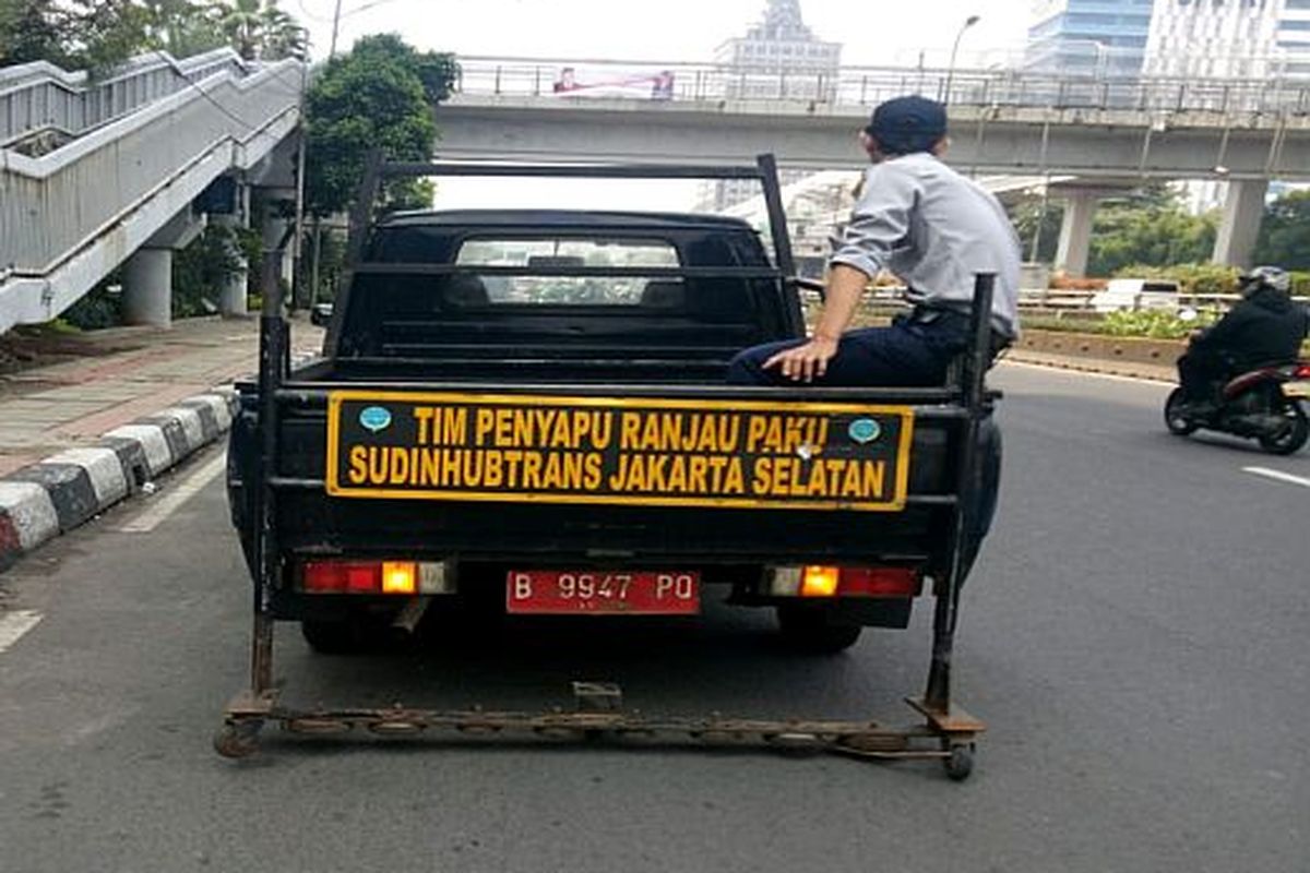 Mobil Suku Dinas Perhubungan Kota Administrasi Jakarta Selatan menyisir ranjau paku di Jalan MT Haryono dari arah Semanggi menuju Cawang, Senin (10/8).