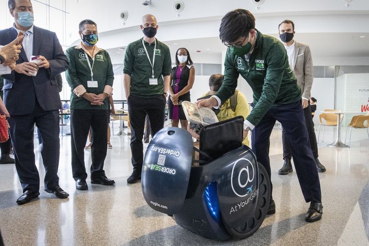 Robot pengantar makanan di Bandara Seattle-Tacoma, Amerika Serikat.