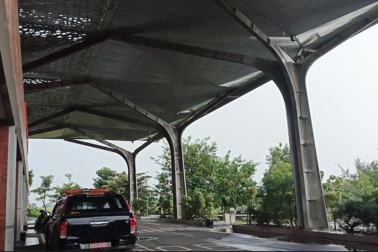 Beberapa titik atap Bandara Ngloram bocor saat hujan