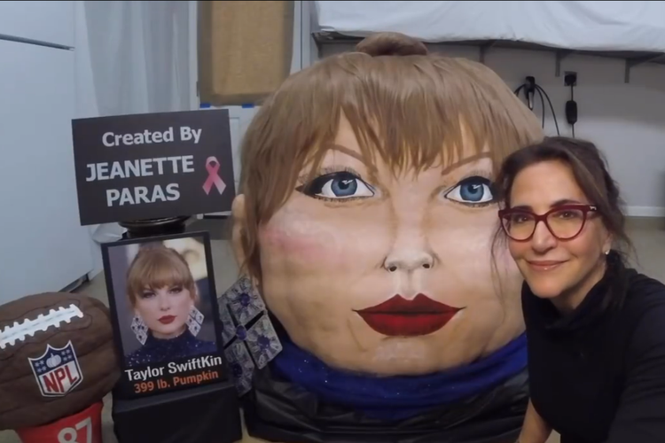 Labu seberat 180 kilogram yang dibuat menjadi wajah Taylor Swift