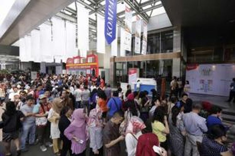 Antrean panjang pengunjung di Kompas Travel Fair 2014 di Jakarta Convention Center, Jumat (26/9/2014). Dengan mengusung tema 'Start Your Unstoppable Journey', pameran wisata yang berlangsung hingga 28 September ini juga dimeriahkan beragam acara menarik.