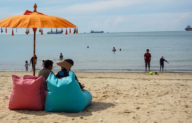 Pengunjung menikmati suasana di sebuah pantai di Balikpapan, Kalimantan Timur.