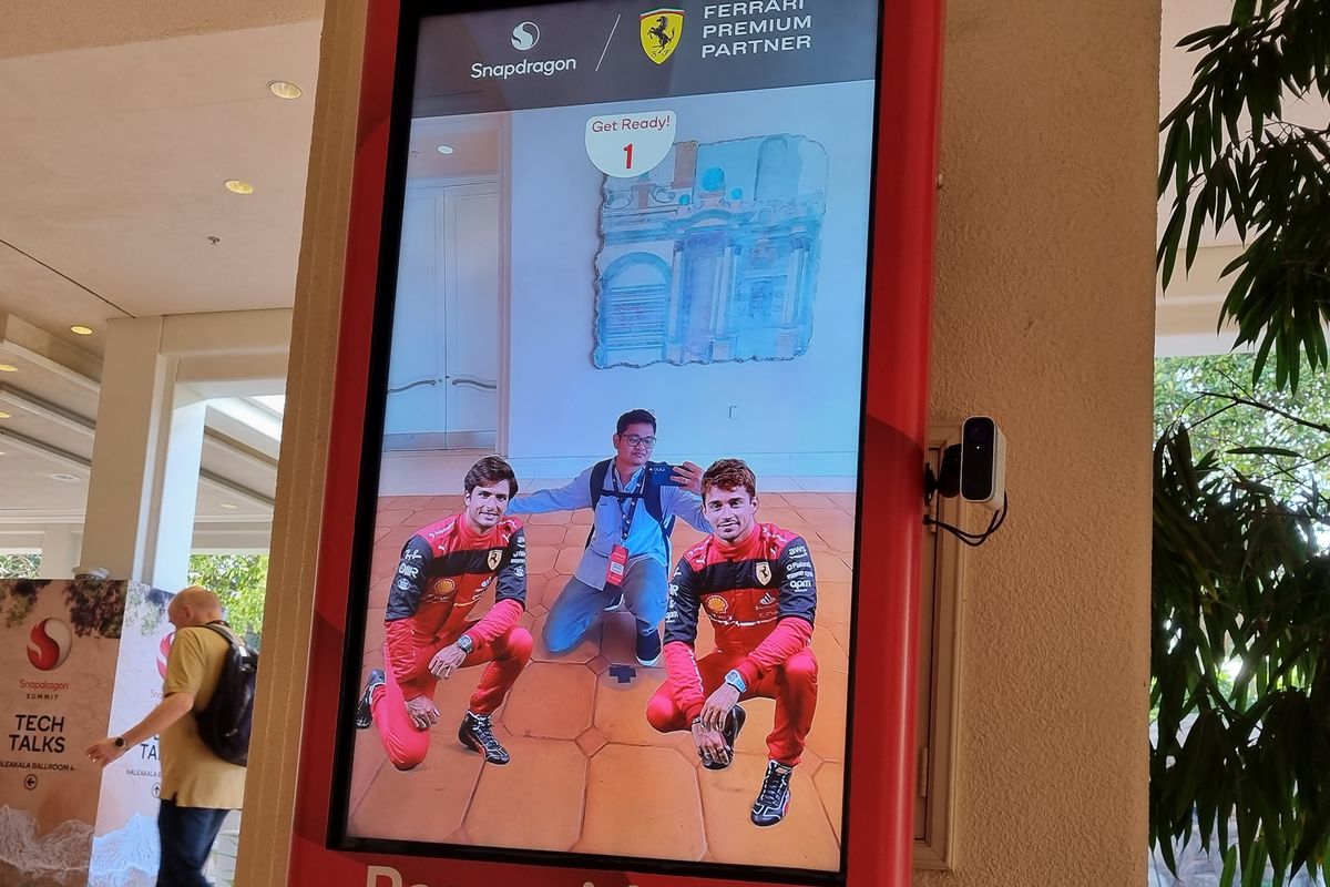 Qualcomm menyediakan photoboot bagi partisipan Snapdragon Summit untuk bisa foto bareng dua pebalap Ferrari.