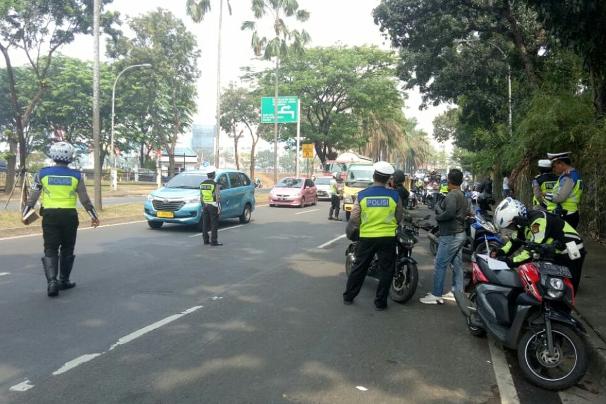 Kepolisian Tangerang Selatan menggelar operasi Patuh Jaya di Jalan Letnan Sutopo, BSD Serpong, Tangerang Selatan, Kamis (29/8/2019)