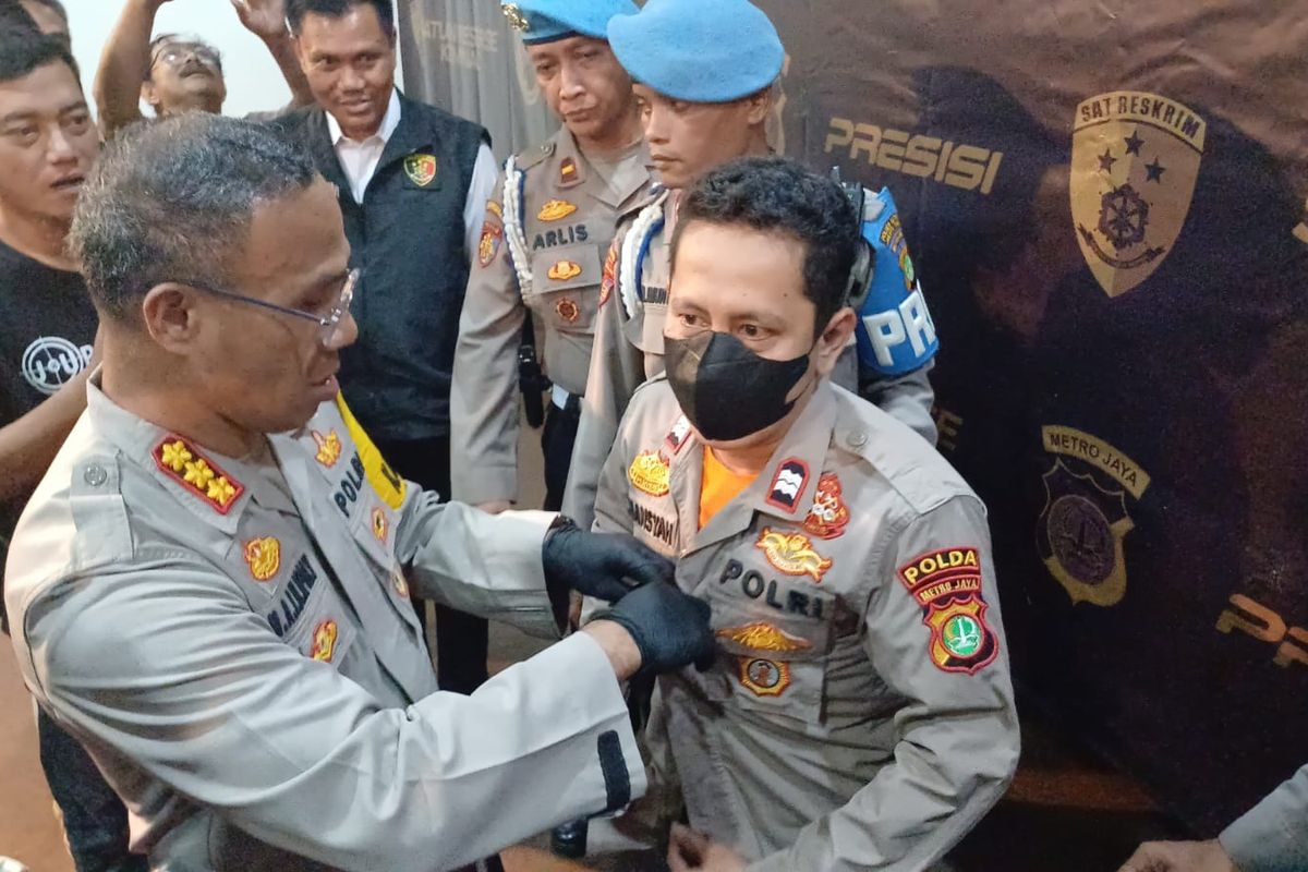 Kapolres Metro Jakarta Timur Kombes Nicolas Ary Lilipaly pakaikan seragam polisi palsu milik LH