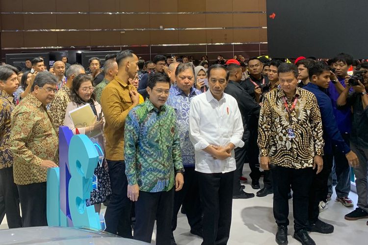 Presiden Joko Widodo (Jokowi) berkujung ke booth Toyota di IIMS 2024