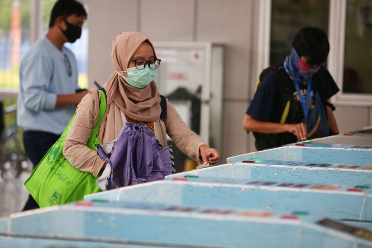 Penumpang KRL Commuter Line tiba di Stasiun Bogor, Jumat (26/6/2020). Tim gugus tugas penanganan Covid-19 Jawa Barat melakukan rapid test dan tes usap pada penumpang KRL Commuter Line yang tiba di Stasiun Bogor untuk memetakan sebaran Covid-19.