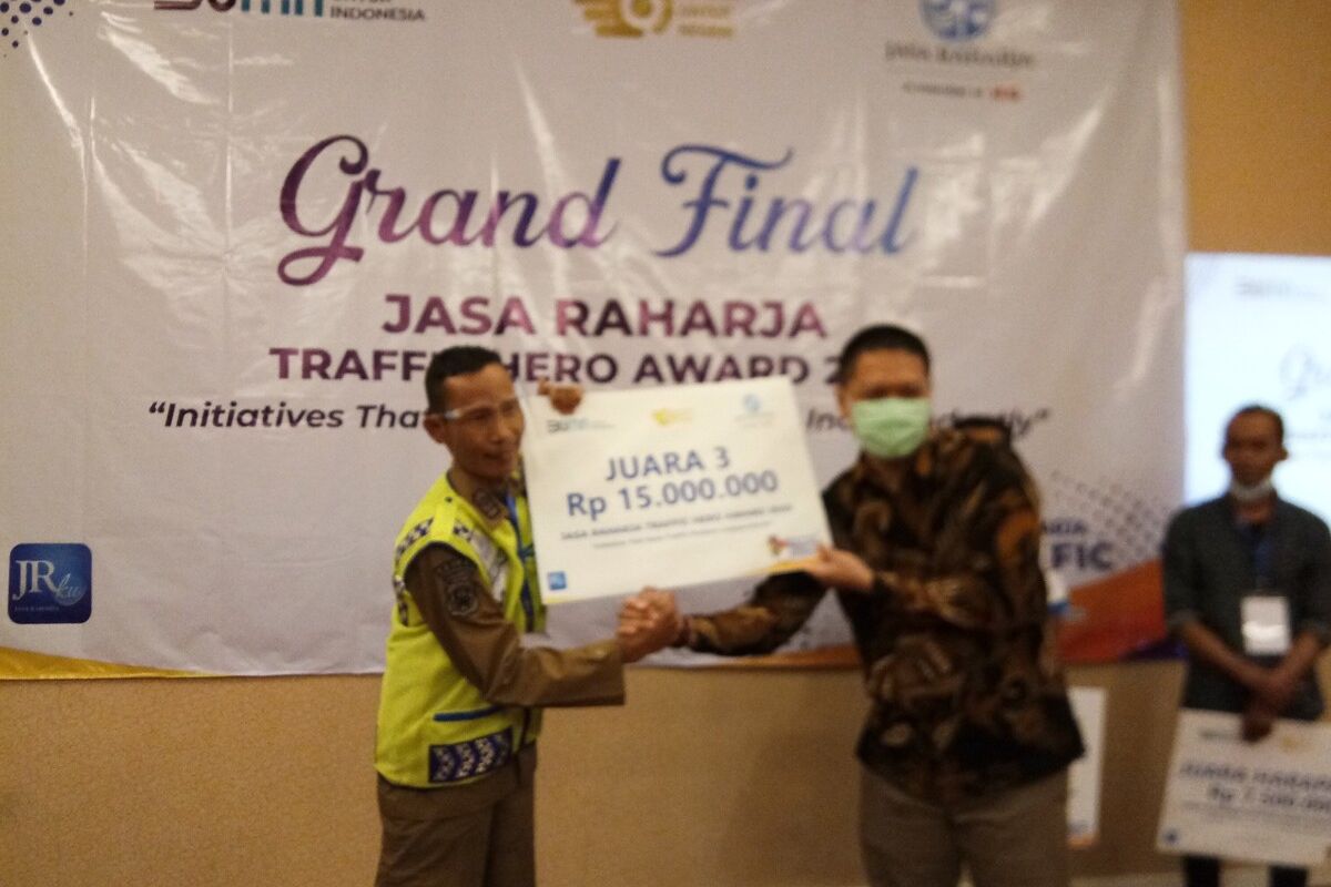 Abdul Rohim (kiri) saat menerima penghargaan dari PT Jasa Raharja atas dedikasinya selama 10 tahun menjadi relawan penyapu ranjau paku di Ibu Kota Jakarta, Senin (21/12/2020).
