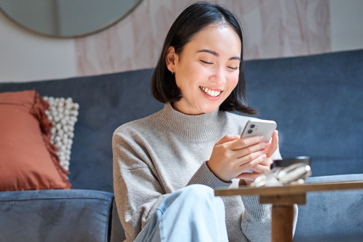Pengembalian pakaian online ternyata menambah emisi karbon. Biaya retur dinilai belum menyentuh akar masalah fast fashion.