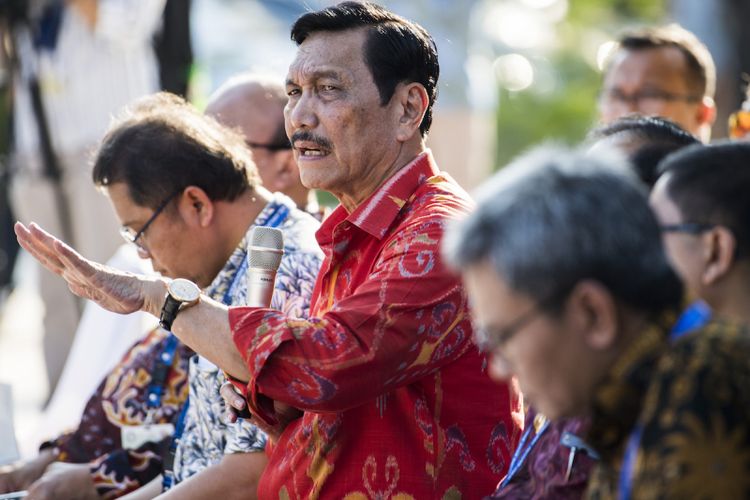 Menko Maritim Luhut B. Pandjaitan menjadi pembicara dalam diskusi FMB9 yang bertema Capaian Indonesia dalam IMF-WB Annual Meeting di sela Pertemuan Tahunan IMF World Bank Group 2018, Nusa Dua, Bali, Sabtu (13/10). ANTARA FOTO/ICom/AM IMF-WBG/M Agung Rajasa/hp/2018.
