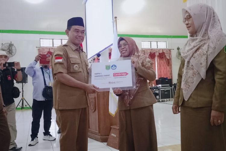 Bupati Tanah Bumbu (Tanbu) Zairullah Azhar saat mengukuhkan perwakilan guru sekolah dasar (SD) dan sekolah menengah pertama (SMP) dalam peluncuran program strategis dan inovasi pendidikan Sekolah Berbahasa Inggris (BSI) bagi SD dan SMP sederajat, di Batulicin, Tanah Bumbu, Kalimantan Selatan (Kalsel), Selasa (29/8/2023).
