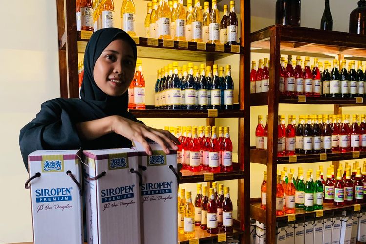 Seorang pegawai Siropen, sirop legendaris dari Surabaya sedang menata pesanan pembeli.