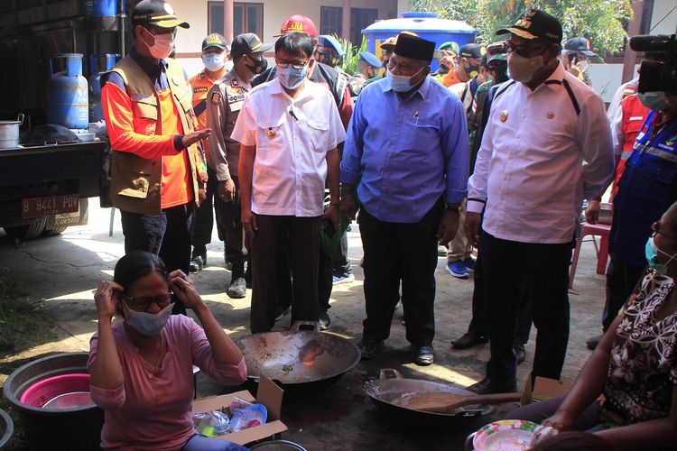 Kepala Badan Nasional Penanggulangan Bencana (BNPB) Doni Munardo (kiri), didampingi Wakil Gubernur NTT Joef Nae Soi (kanan), Bupati Lembata Eliyaser Yentji Sunur (kedua kiri) dan anggota Komisi VIII DPR Ali Taher (kedua kanan) meninjau dapur umum bagi korban erupsi gunung Ili Lewotolok di Kota Lewoleba, Kabupaten Lembata, Rabu (2/12/2020). Kedatangan Doni Munardo ke Lembata dalam rangka memberikan bantuan tanggap darurat senilai Rp1 miliar sekaligus meninjau lokasi pengungsian untuk memastikan penerapannya sesuai dengan protokol kesehatan. ANTARA FOTO/Kornelis Kaha/aww.