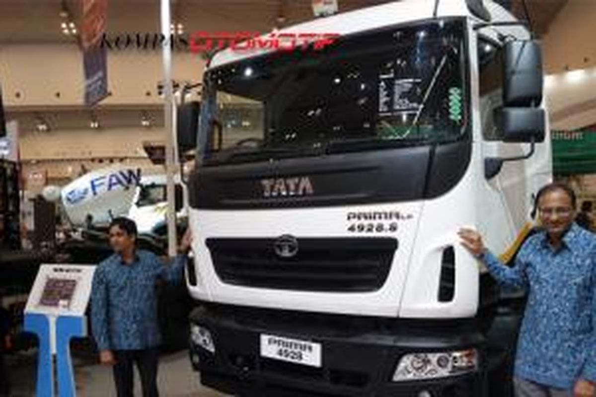 Tata Motors Distribusi Indonesia (TMDI) memperkuat line up model komersial dengan meluncurkan tracktor head 6X4 Tata Prima 4928 di pameran otomotif di Tangerang Selatan, Kamis (20/8/2015).
