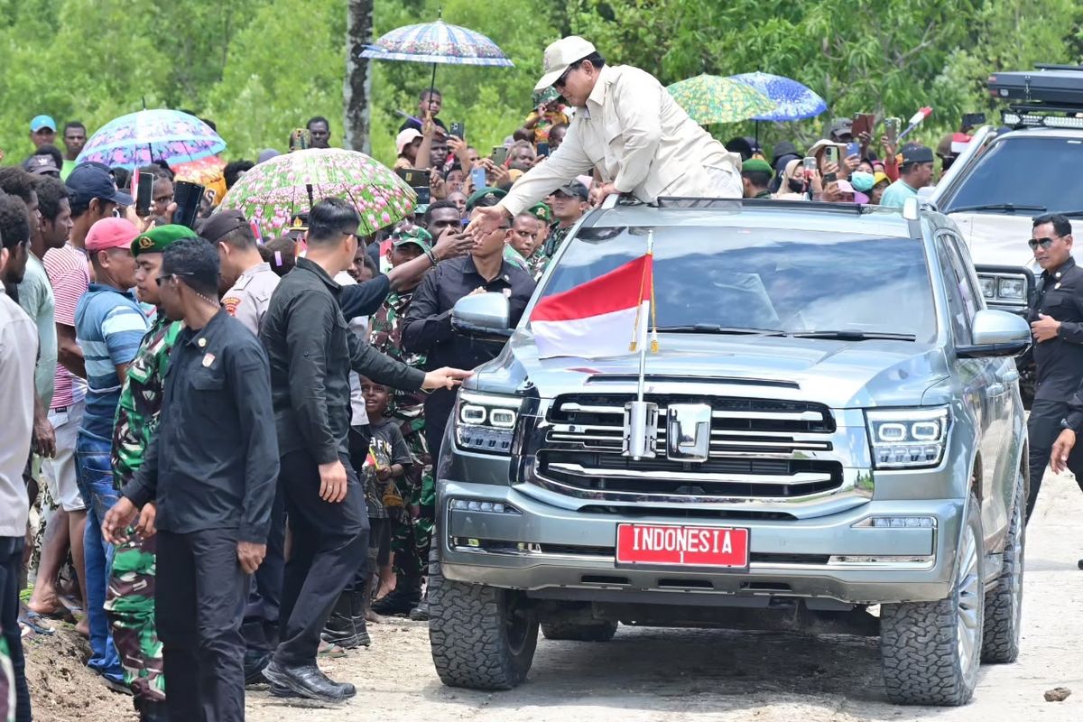 Presiden RI Prabowo Subianto berkunjung ke daerah pakai GWM Tank 500 HEV