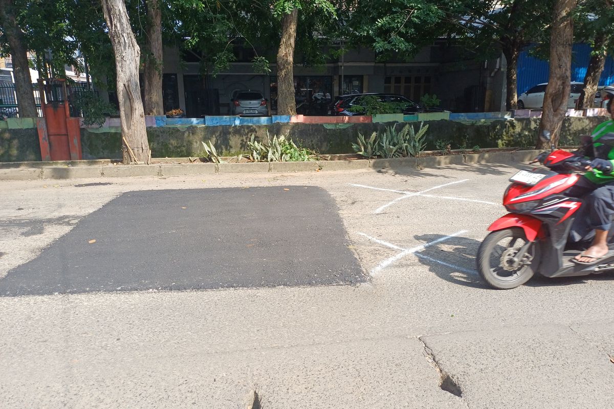 Kondisi Jalan Raya Gading Indah, Kelapa Gading, Jakarta Utara setelah adanya video viral pengendara terjatuh akibat lubang, Kamis (12/3/2026)